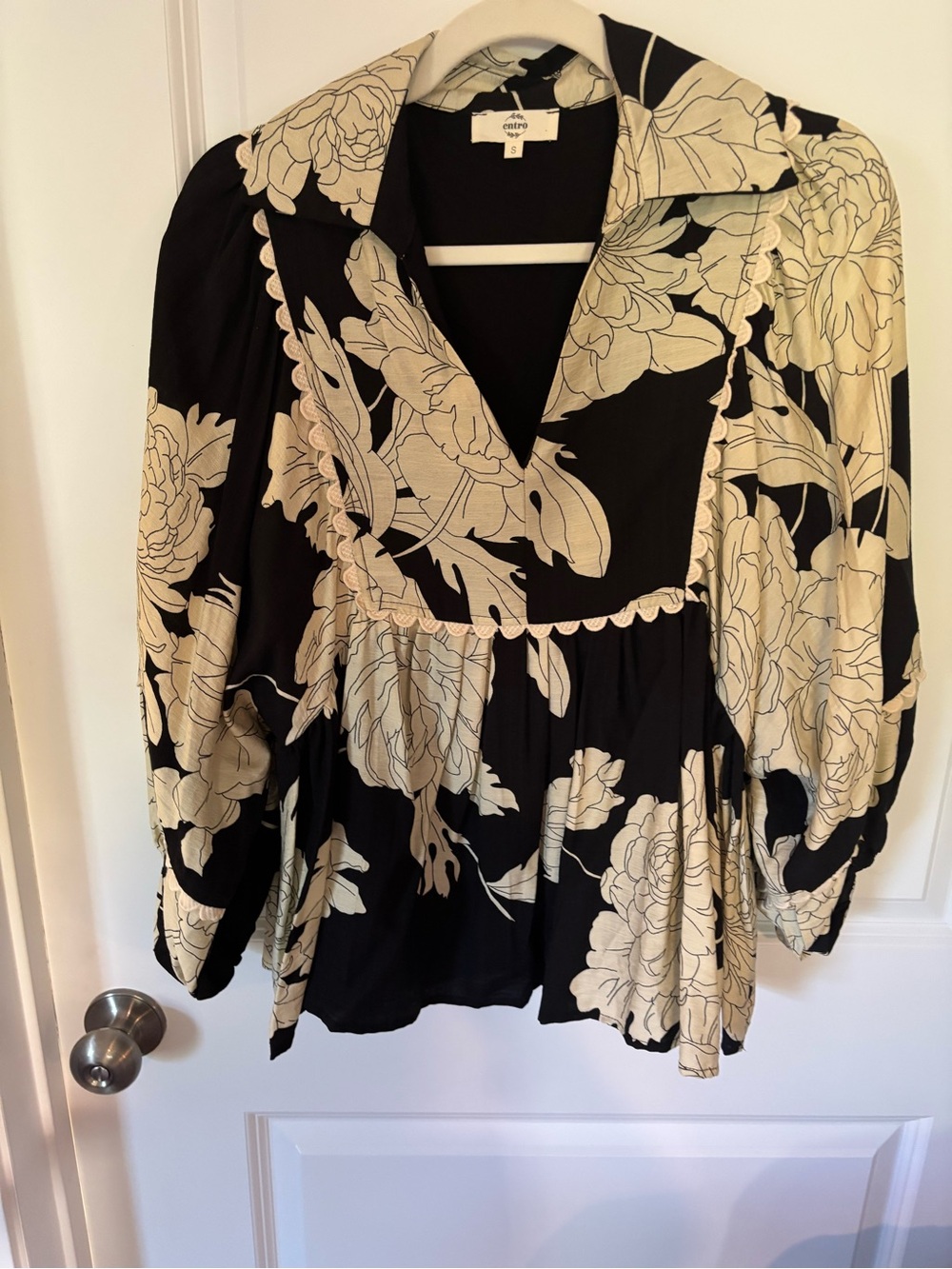 entro Black and Cream Floral Collared Peplum Tunic